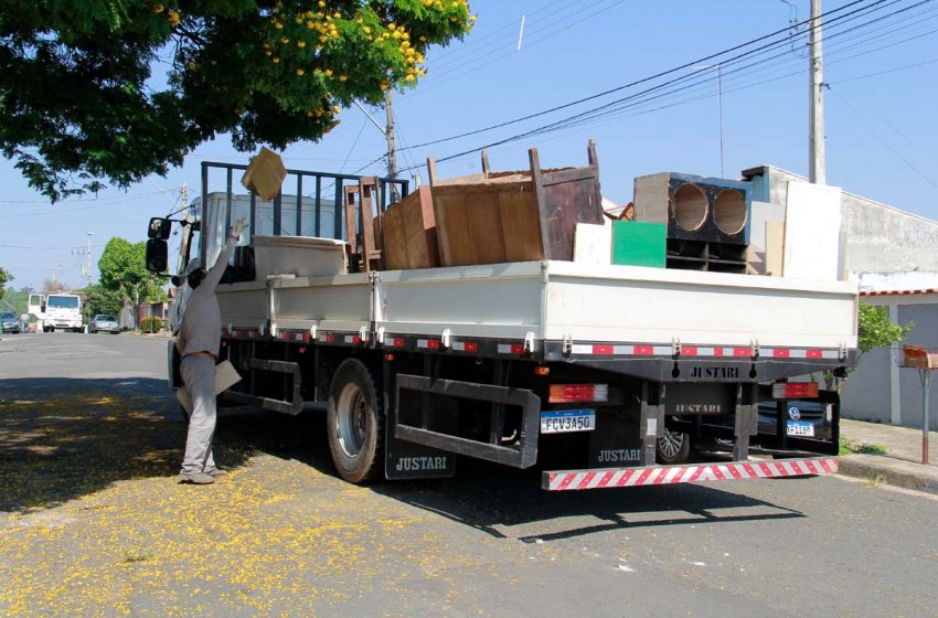 OBRAS REALIZA SERVIÇO DE LIMPEZA E CONSERVAÇÃO EM BAIRROS DE JAGUARIÚNA