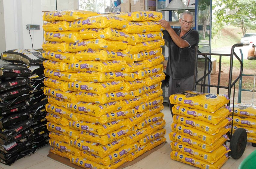 JAGUARIÚNA RECEBE 2 TONELADAS DE DOAÇÃO DE RAÇÃO PARA ANIMAIS