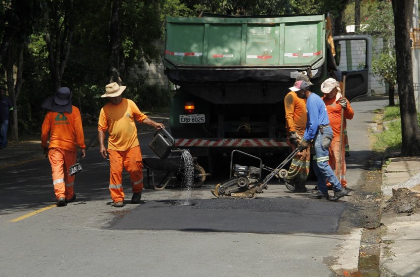 OBRAS REALIZA OPERAÇÃO TAPA-BURACOS EM VÁRIOS BAIRROS        