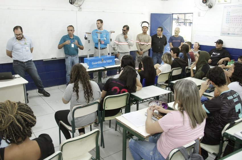 PROCON DE JAGUARIÚNA E CPFL REALIZAM AÇÃO SOBRE USO CONSCIENTE DE ENERGIA NA ESCOLA ANNA CALVO DE GODOY