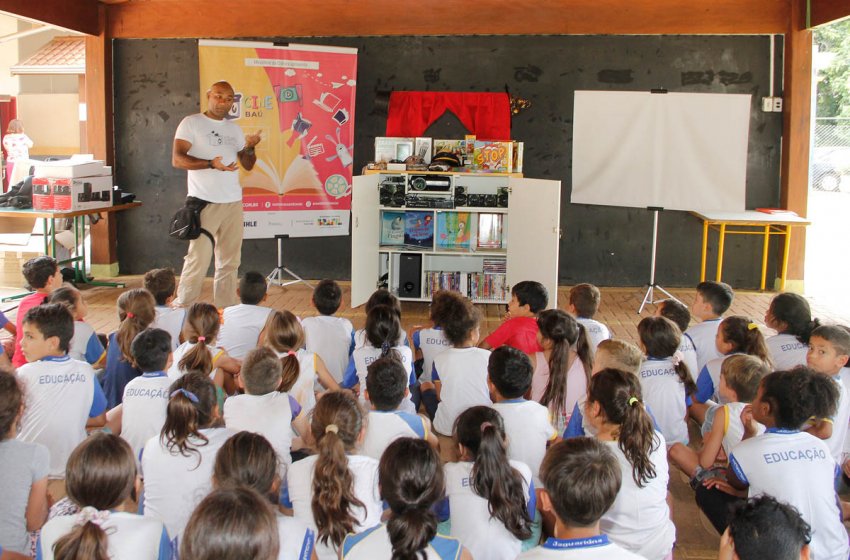 ESCOLA ÂNGELO BIZZO RECEBE EQUIPAMENTOS E ACERVO DO PROJETO CINE BAÚ
