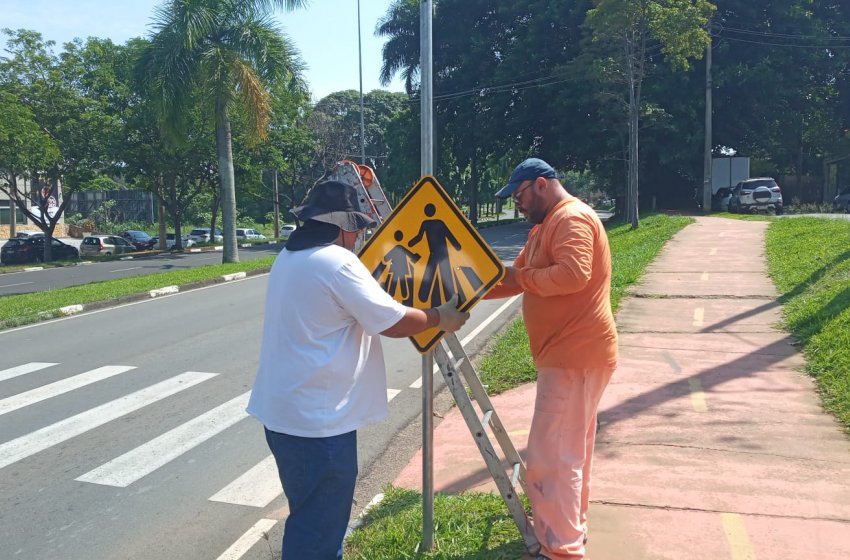 MOBILIDADE URBANA REALIZA TROCA DE PLACAS E SINALIZAÇÃO VIÁRIA