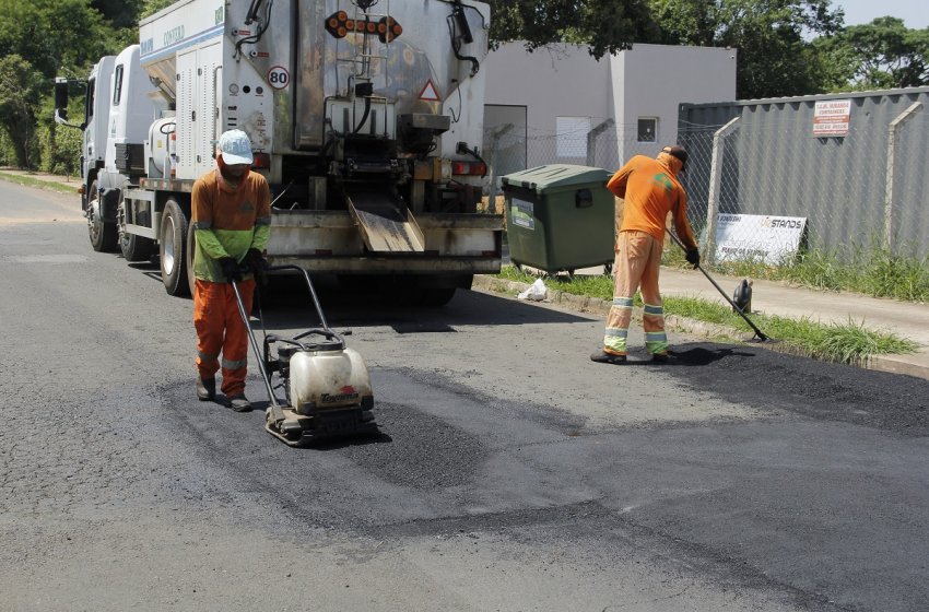OBRAS REALIZA OPERAÇÃO TAPA-BURACOS EM TRÊS BAIRROS NESTA SEXTA