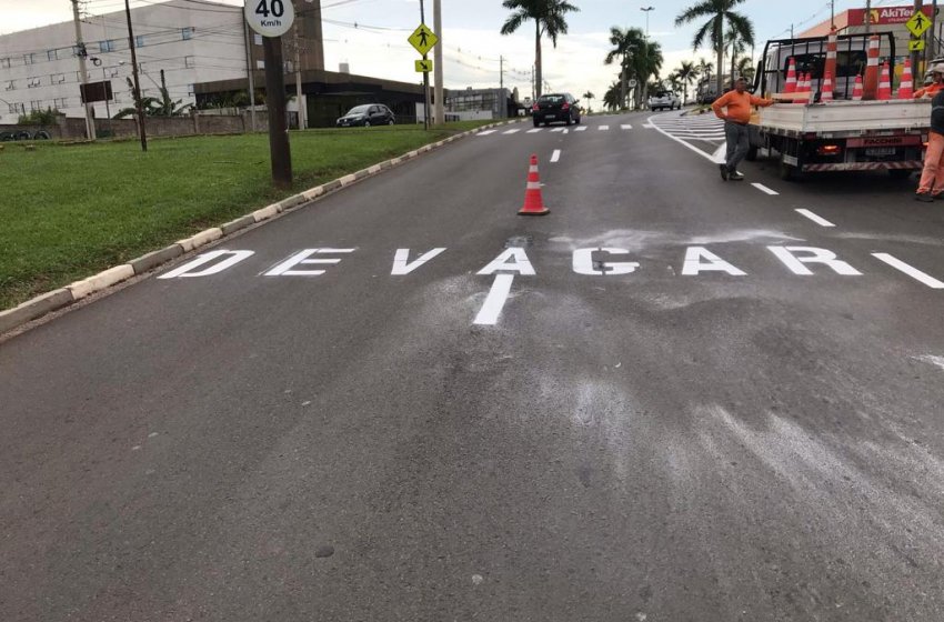 MOBILIDADE URBANA REALIZA PINTURA DE SINALIZAÇÃO DE SOLO NA AVENIDA MARGINAL