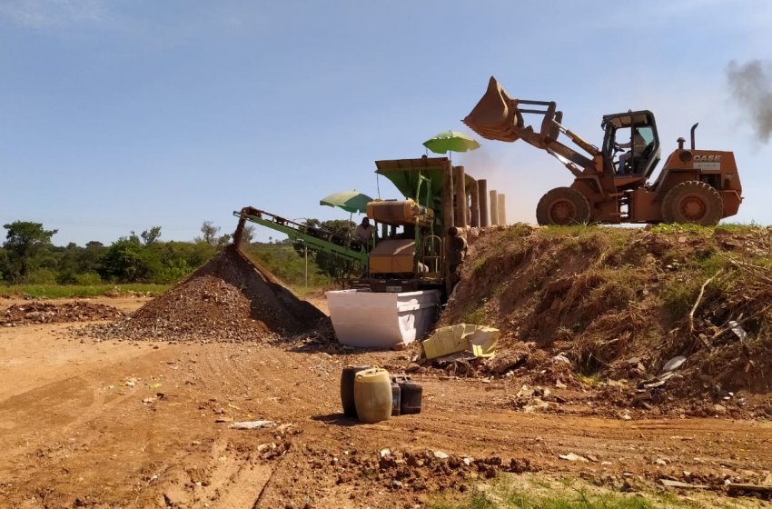 PREFEITURA DE JAGUARIÚNA RETOMA SERVIÇO DE BRITAGEM DE ENTULHO DA CONSTRUÇÃO CIVIL