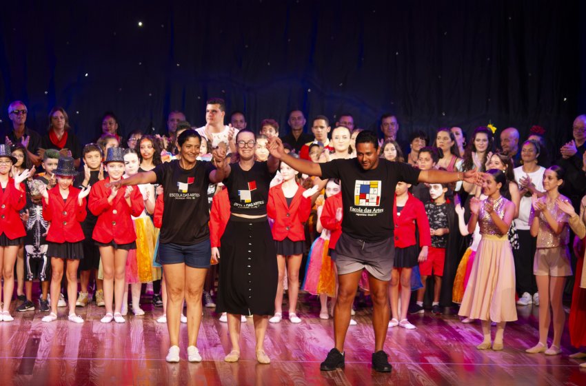 CIA DE DANÇA ESCOLA DAS ARTES FAZ APRESENTAÇÃO DURANTE PROGRAMAÇÃO NATALINA NO TEATRO