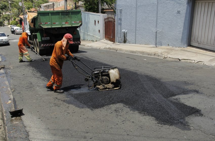 OBRAS REALIZA OPERAÇÃO TAPA-BURACOS