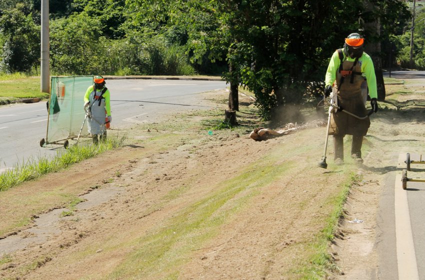 PREFEITURA REALIZA SERVIÇOS DE ROÇAGEM NESTA QUARTA