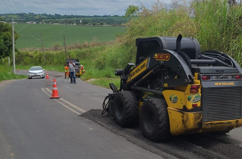 OBRAS REALIZA OPERAÇÃO TAPA-BURACOS NA ESTRADA AMADEU BRUNO NESTE SÁBADO