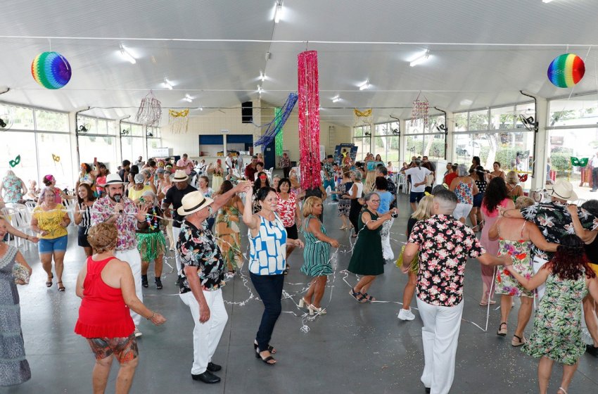EDIÇÃO DE CARNAVAL ANIMA FOLIÕES NO BAILE DA TERCEIRA IDADE 