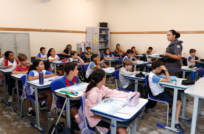 ALUNOS DA REDE MUNICIPAL RECEBEM ORIENTAÇÕES SOBRE OS RISCOS DO CONSUMO DE DROGAS 
