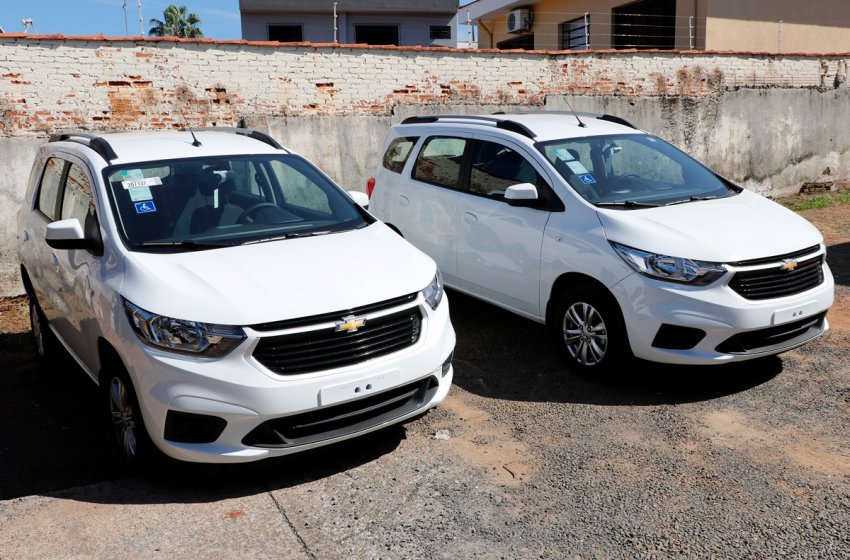 EDUCAÇÃO DE JAGUARIÚNA COMPRA DUAS MINIVANS PARA TRANSPORTE DE ALUNOS ESPECIAIS E CADEIRANTES