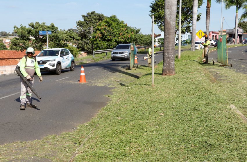 OBRAS REALIZA SERVIÇO DE ROÇAGEM 
