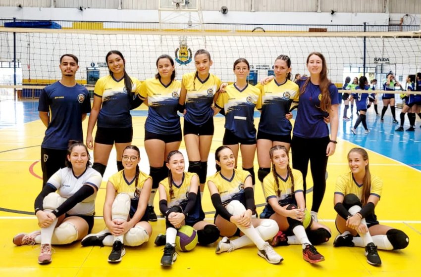 VOLEIBOL DE JAGUARIÚNA VENCE TRÊS JOGOS NO AZULÃO 