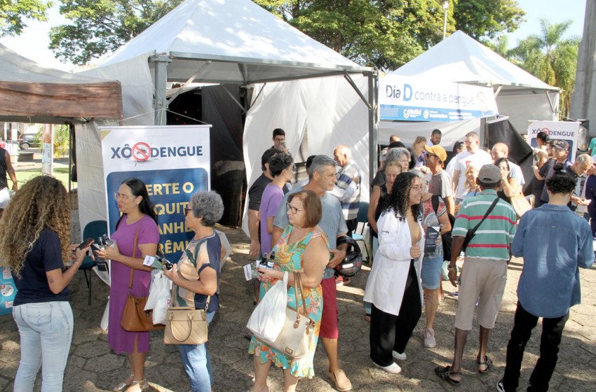 MAIS DE MIL PESSOAS PARTICIPAM DE AÇÃO CONTRA A DENGUE NA PRAÇA UMBELINA BUENO