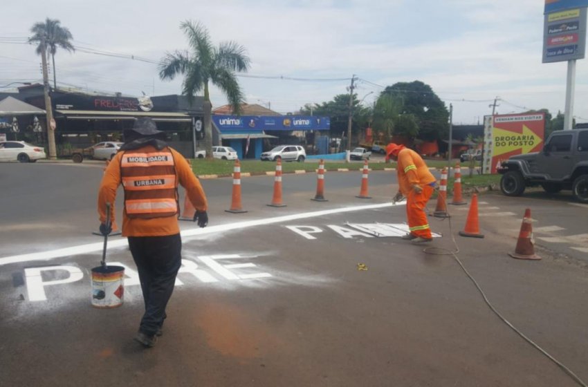 MOBILIDADE URBANA REALIZA SERVIÇOS DE PINTURA DE SINALIZAÇÃO DE SOLO E OUTRAS AÇÕES EM VIAS DA CIDADE