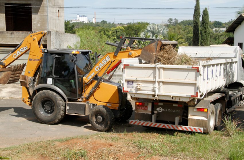 SERVIÇO DE RETIRADA DE ENTULHO E GALHOS É REALIZADO EM VÁRIOS BAIRROS 