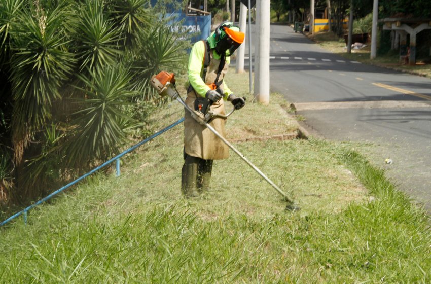 OBRAS REALIZA SERVIÇO DE ROÇAGEM NESTA TERÇA