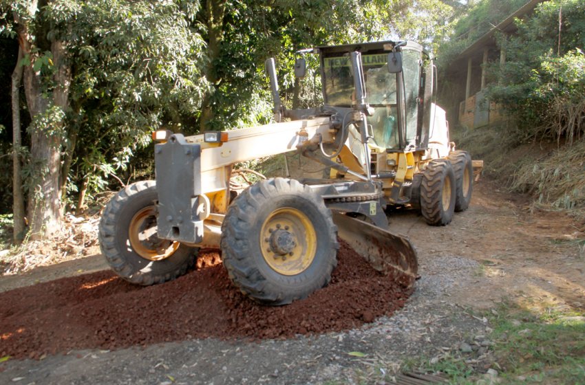 PREFEITURA FAZ MANUTENÇÃO EM ESTRADAS DO BAIRRO FLORESTA