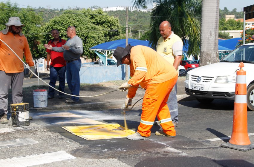 MOBILIDADE URBANA REALIZA PINTURA DE LOMBADAS E OUTROS SERVIÇOS