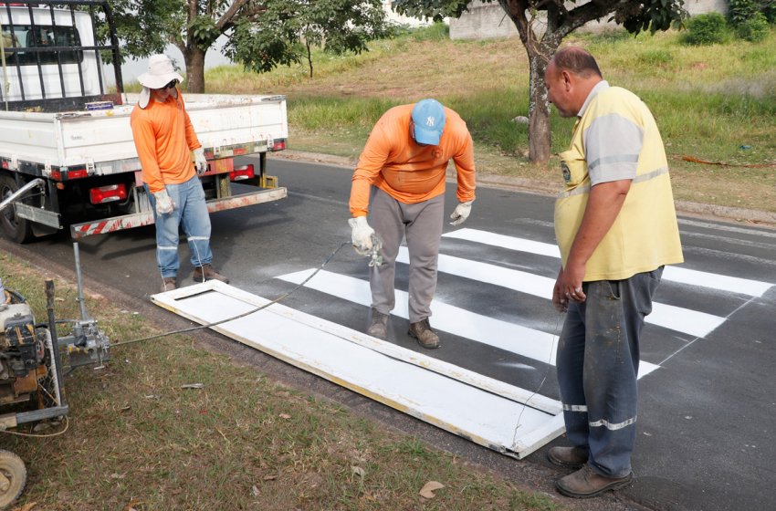 MOBILIDADE URBANA REALIZA PINTURA DE SINALIZAÇÃO DE SOLO NA AVENIDA RINALDI