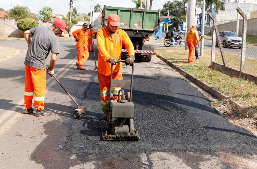 PREFEITURA REALIZA SERVIÇO DE TAPA-BURACOS 