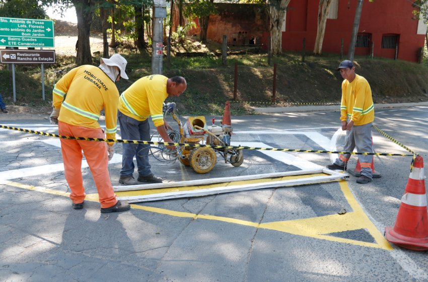 PREFEITURA REALIZA SERVIÇO DE PINTURA DE SINALIZAÇÃO DE SOLO NO BAIRRO GUEDES