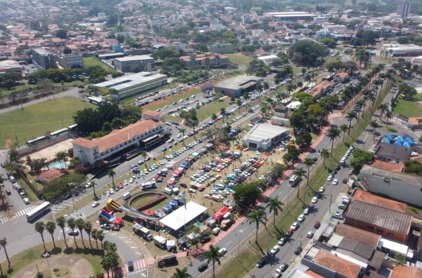 NESTE DOMINGO TEM ENCONTRO ANUAL DE CARROS ANTIGOS NO CENTRO CULTURAL