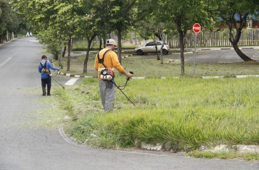 PREFEITURA DE JAGUARIÚNA REALIZA LIMPEZA DE BAIRROS NESTA TERÇA-FEIRA