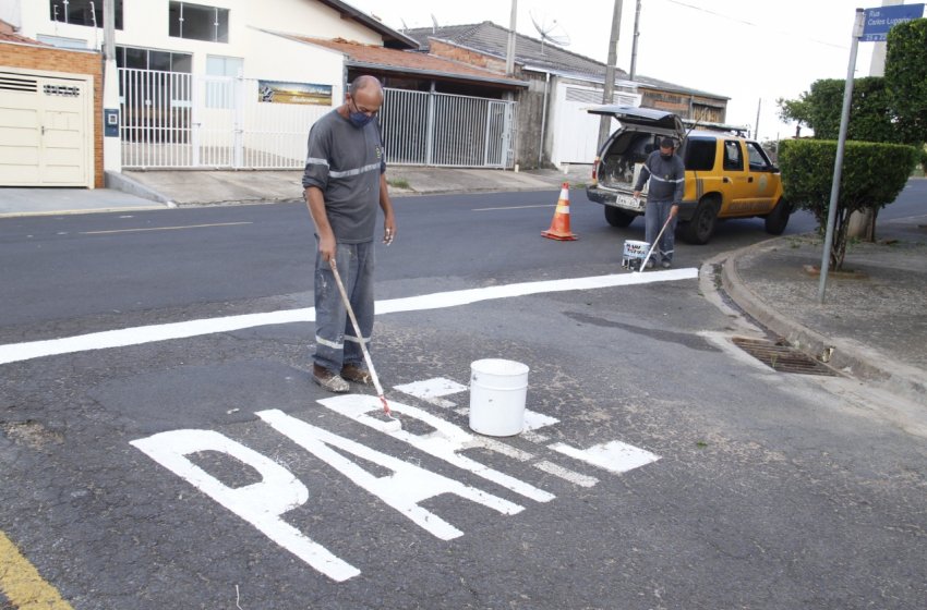 PREFEITURA DE JAGUARIÚNA REALIZA TROCA DE PLACAS E SINALIZAÇÃO VIÁRIA NO CRUZEIRO DO SUL