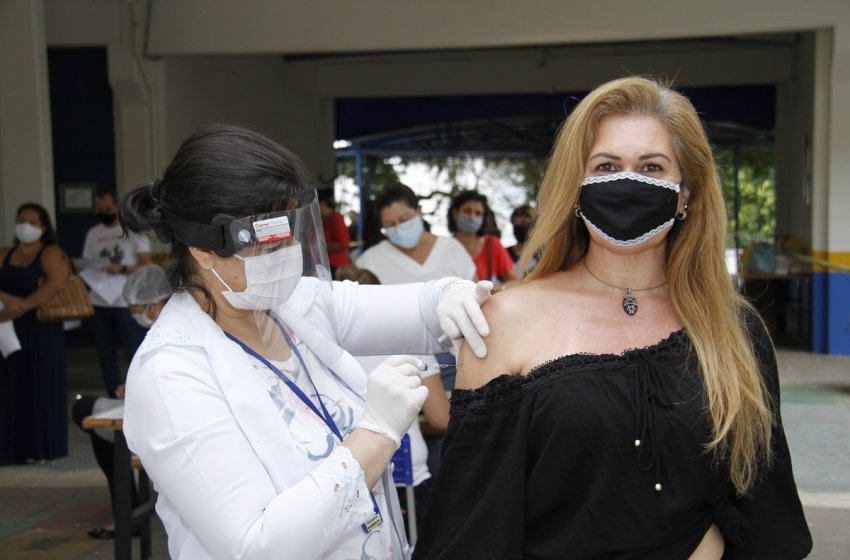 JAGUARIÚNA VACINA PROFISSIONAIS DA EDUCAÇÃO COM A SEGUNDA DOSE CONTRA A COVID NESTA TERÇA-FEIRA