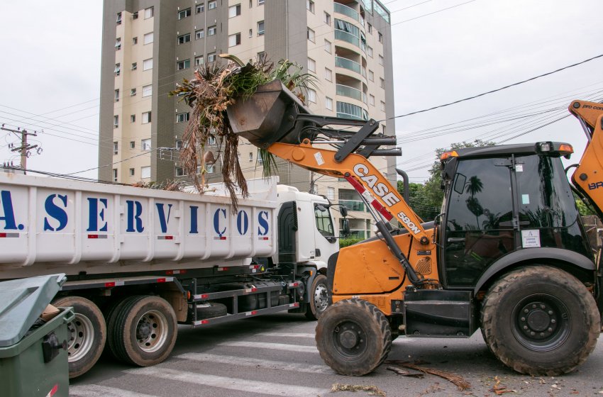 PREFEITURA REALIZA RETIRADA DE ENTULHO E GALHOS NESTA QUARTA