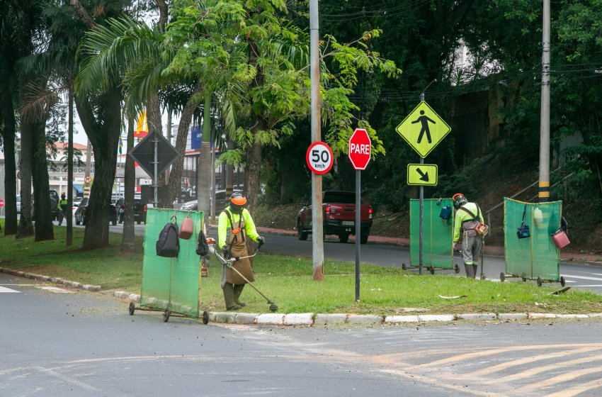 SECRETARIA DE OBRAS REALIZA SERVIÇO DE ROÇAGEM 