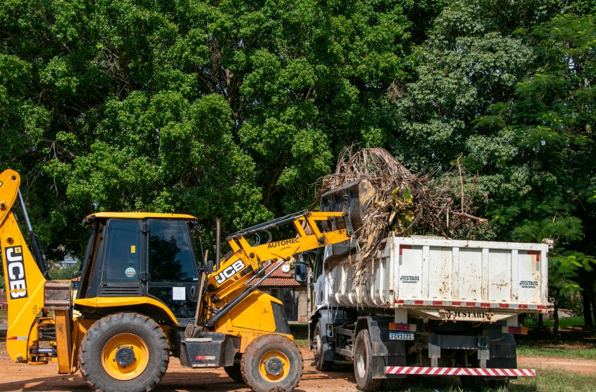 PREFEITURA REALIZA SERVIÇOS DE CATA-ENTULHO, BAGULHO E GALHOS NESTA SEXTA