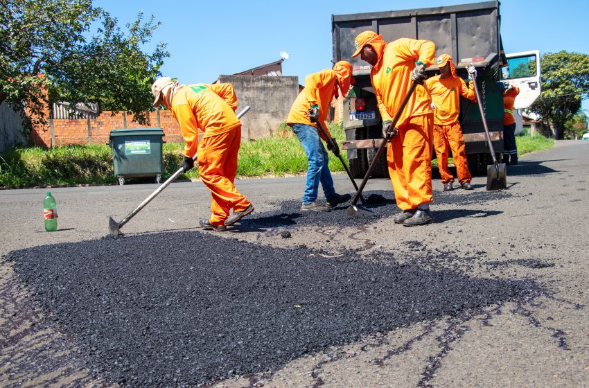 PREFEITURA REALIZA OPERAÇÃO TAPA-BURACOS EM VÁRIOS BAIRROS NESTA TERÇA