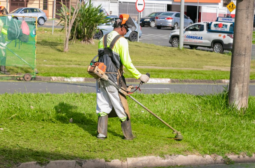 PREFEITURA REALIZA SERVIÇOS DE ROÇAGEM NO CRUZEIRO DO SUL