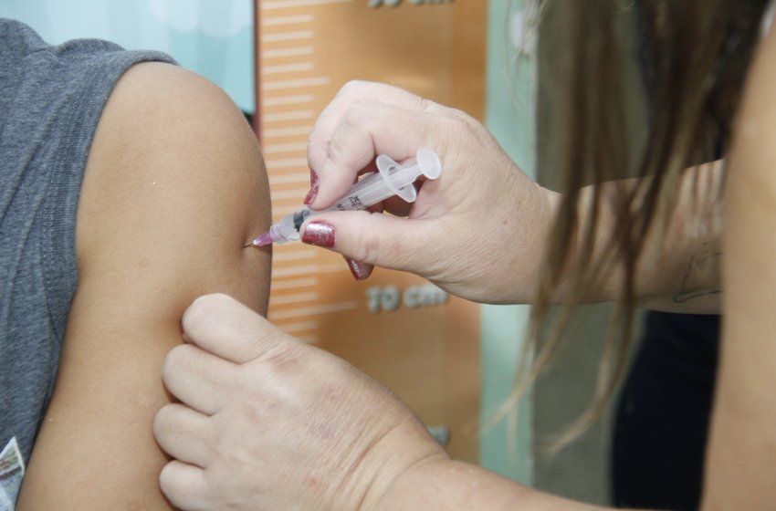 SAÚDE VACINA CRIANÇAS E ADOLESCENTES DE 10 A 14 ANOS CONTRA A DENGUE