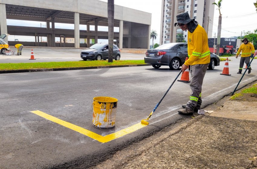PREFEITURA REFORÇA SINALIZAÇÃO DE SOLO NA AVENIDA ANTÔNIO PINTO CATÃO
