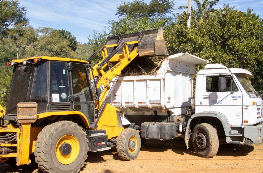 PREFEITURA REALIZA SERVIÇOS DE CATA-ENTULHO E GALHOS NESTA QUARTA