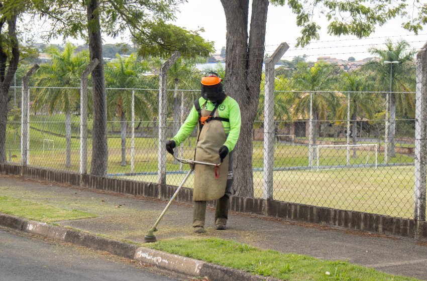 PREFEITURA REALIZA SERVIÇOS DE ROÇAGEM NESTA SEXTA