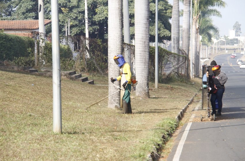 PREFEITURA REALIZA SERVIÇOS DE LIMPEZA E MANUTENÇÃO EM VÁRIOS BAIRROS NESTA QUARTA-FEIRA