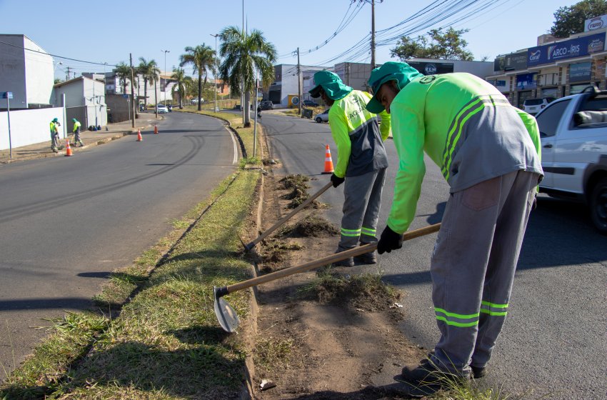 SECRETARIA DE OBRAS REALIZA LIMPEZA DE GUIAS E SARJETAS EM JAGUARIÚNA NESTA TERÇA