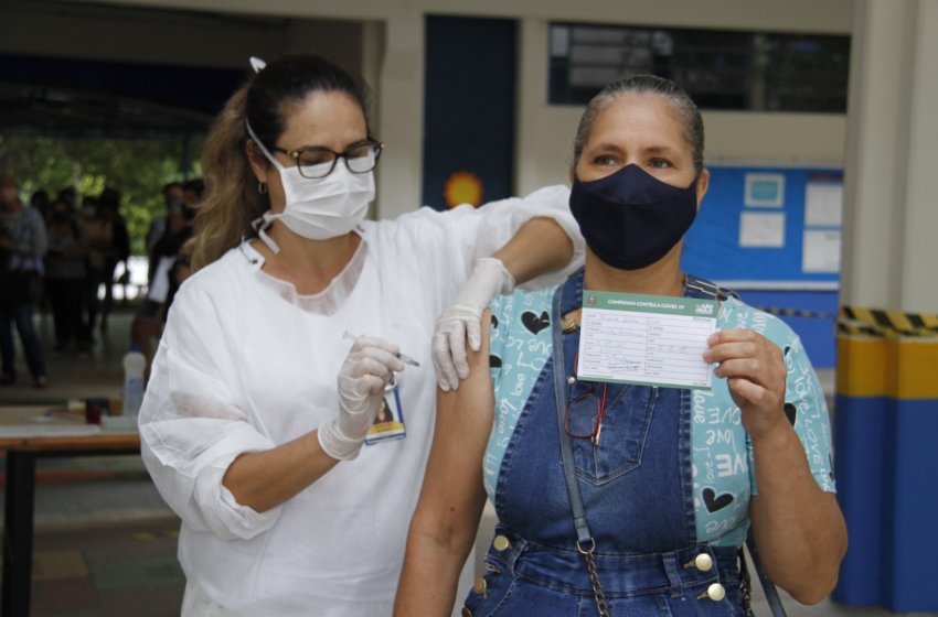 SAÚDE COMEÇA A VACINAR CONTRA O CORONAVÍRUS OS PROFISSIONAIS DA EDUCAÇÃO QUE TENHAM 45 E 46 ANOS