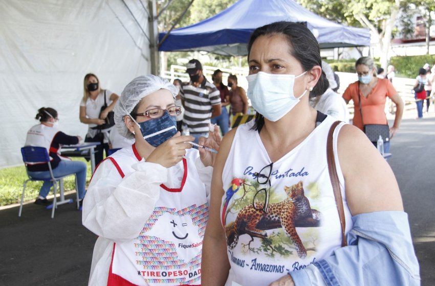 SAÚDE INICIA VACINAÇÃO DAS PESSOAS DE 40 A 42 ANOS CONTRA A COVID NESTA QUARTA