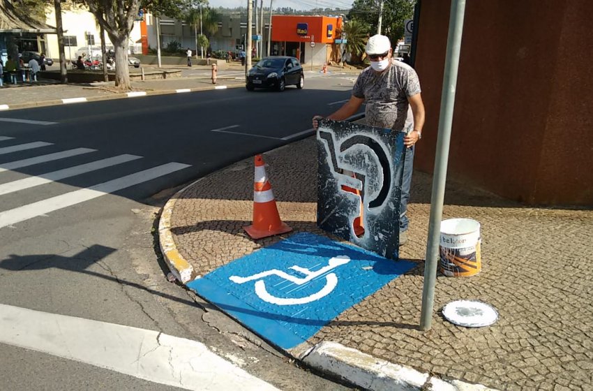 PREFEITURA DE JAGUARIÚNA REFORMA ABRIGOS DE PONTOS DE ÔNIBUS E FAZ PINTURA EM RAMPAS DE ACESSIBILIDADE