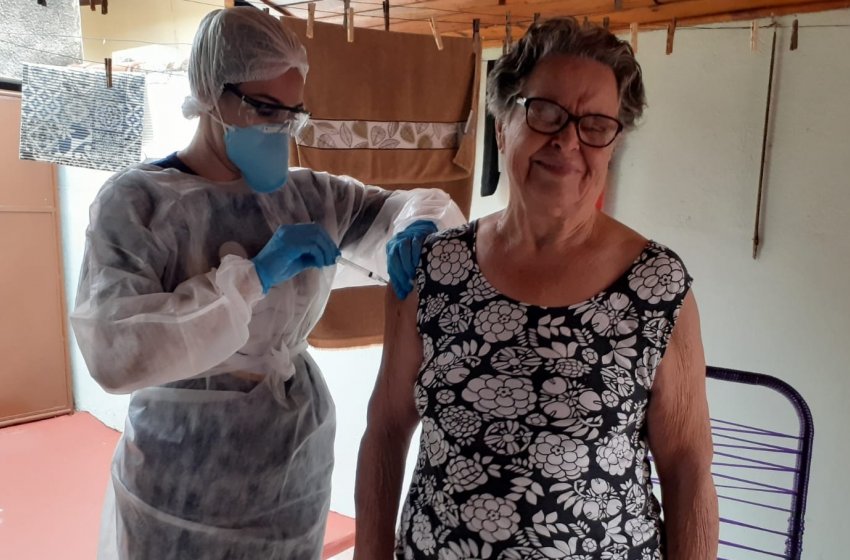 SAÚDE DE JAGUARIÚNA APLICA A SEGUNDA DOSE DA VACINA CONTRA COVID-19 EM CASA 
