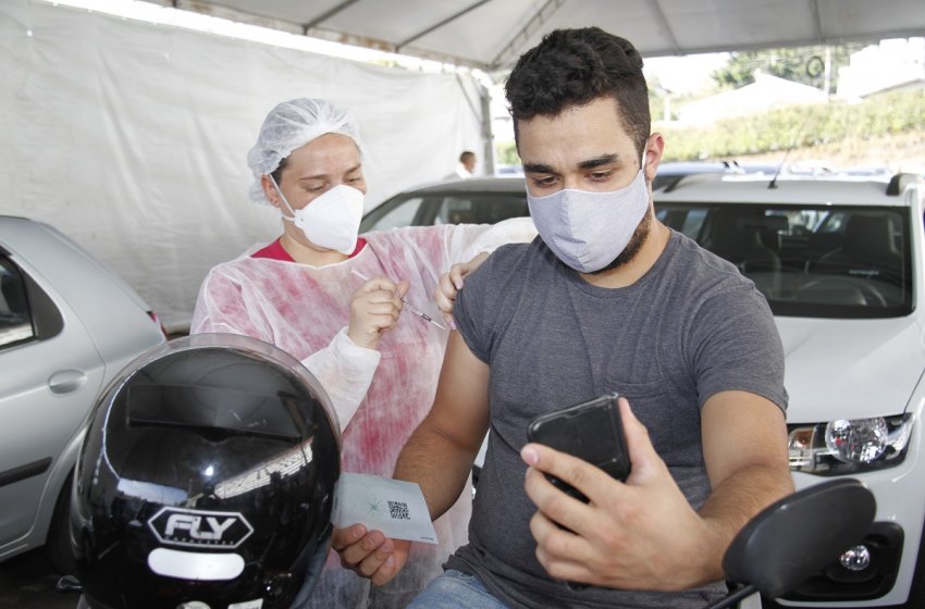 JOVENS DE 18 A 24 ANOS COMPARECEM EM PESO PARA 1º DIA DE VACINAÇÃO CONTRA A COVID EM JAGUARIÚNA 