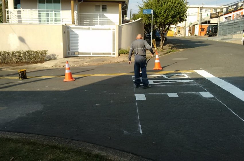 PREFEITURA DE JAGUARIÚNA REALIZA SERVIÇOS DE SINALIZAÇÃO VIÁRIA NO JARDIM ZENI