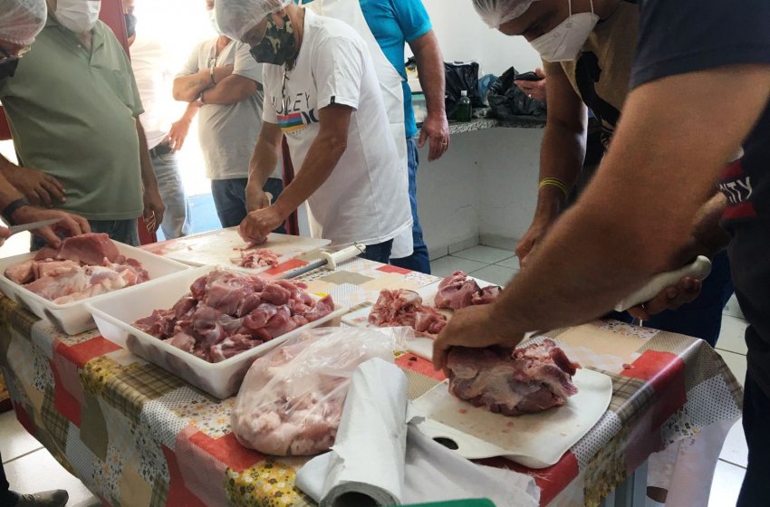 PRODUTORES RURAIS DE JAGUARIÚNA PARTICIPAM DE CURSO DE PROCESSAMENTO ARTESANAL DE CARNE SUÍNA