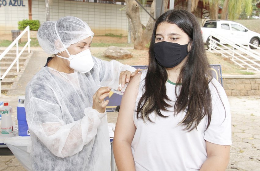 NÚMERO DE CASOS DE COVID CAI 93% E DE MORTES 88% EM JAGUARIÚNA APÓS VACINAÇÃO EM MASSA 